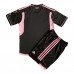 Billige Inter Miami Børnetøj Udebanetrøje til baby 2023-24 Kortærmet (+ korte bukser)